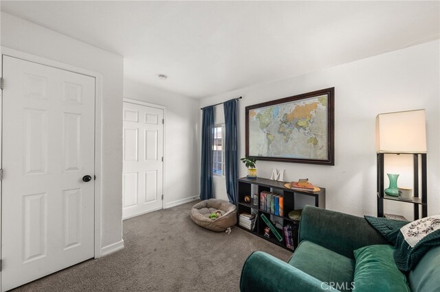 living room with carpet