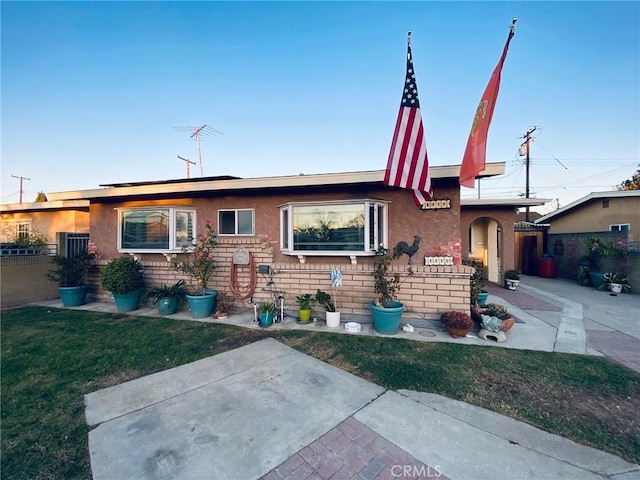 view of front of home featuring a front yard