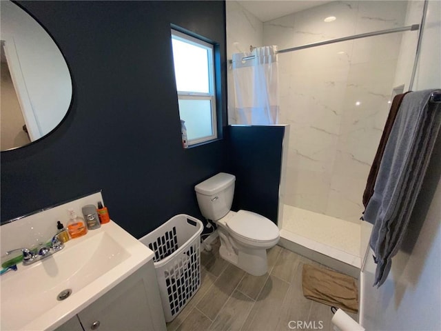 bathroom with vanity, toilet, and curtained shower