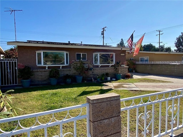 view of front facade with a front lawn