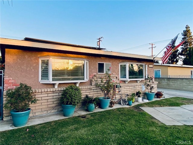 view of front of property featuring a patio and a front yard