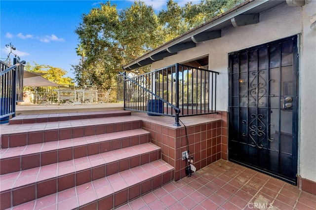 view of exterior entry featuring stucco siding