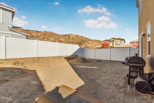 view of yard featuring a mountain view