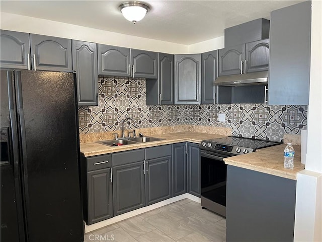 kitchen with sink, gray cabinetry, electric range, black fridge, and decorative backsplash