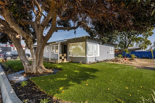 view of front of property featuring a front yard