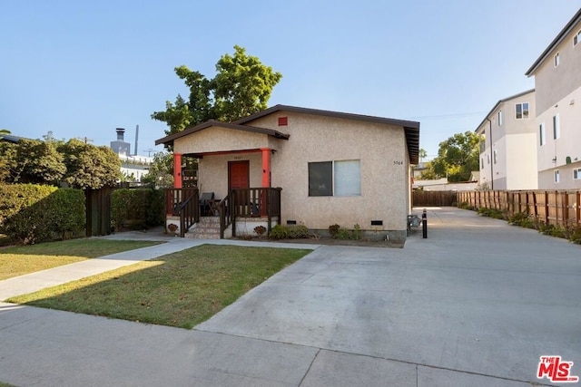 view of front of home featuring a front lawn