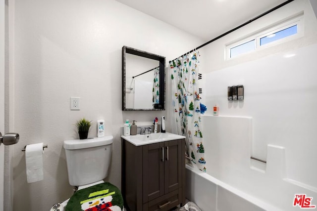 full bathroom with shower / bath combo with shower curtain, vanity, and toilet