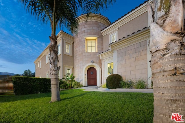 view of front of home featuring a front yard