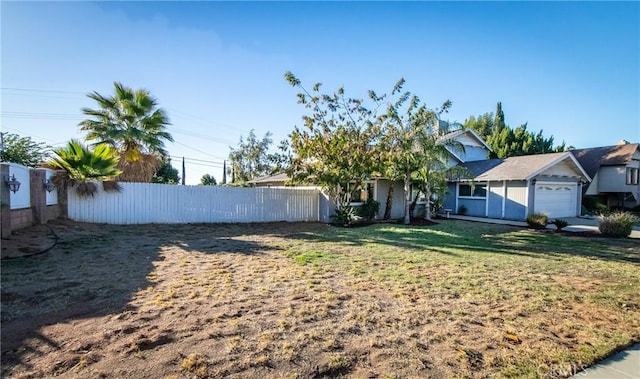 view of front facade featuring a front yard and a garage