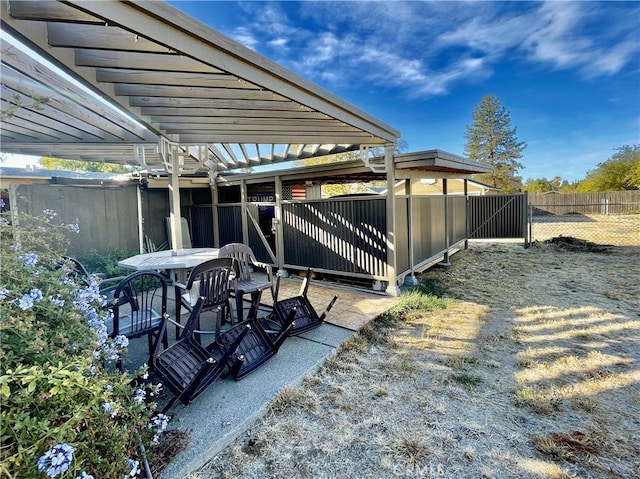 view of yard featuring an outdoor structure