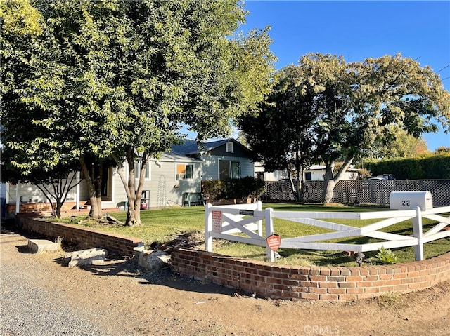 view of front of house featuring a front yard