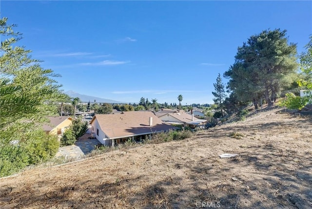 view of yard featuring a mountain view