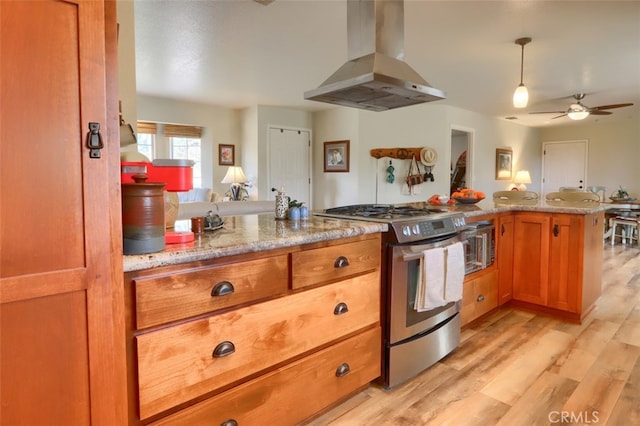 kitchen featuring kitchen peninsula, stainless steel appliances, ceiling fan, light hardwood / wood-style floors, and range hood