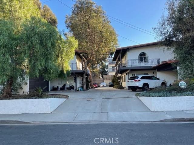 view of front of property with driveway