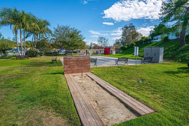 view of property's community featuring a lawn