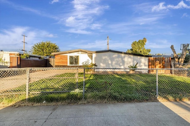 single story home featuring a front yard