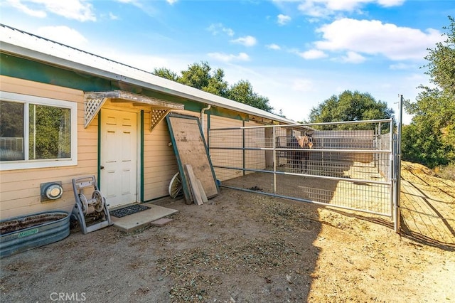 view of outdoor structure with an outbuilding