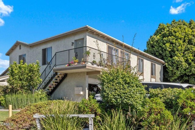 1431 Casa San Carlos Ln Unit A, Oxnard, CA 93033 - view of side of property with stucco siding and stairway