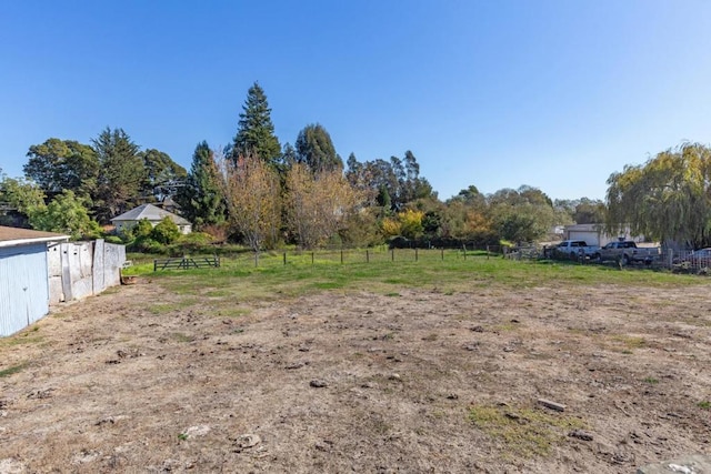 view of yard featuring a rural view