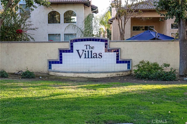 community sign with a yard