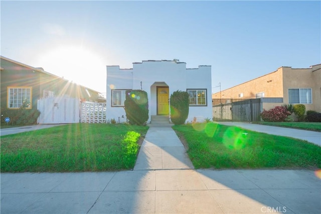 view of front facade featuring a front yard