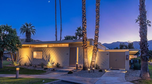 view of front of property featuring a mountain view and a yard