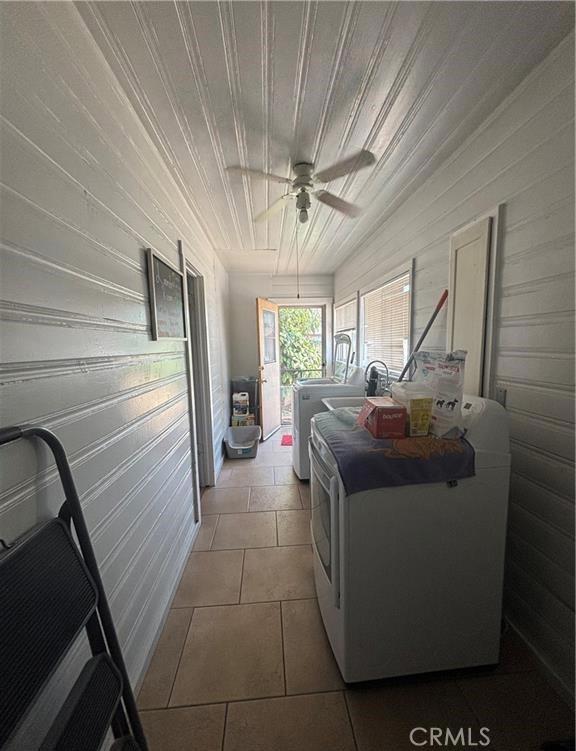 laundry room featuring ceiling fan, independent washer and dryer, and light tile patterned floors