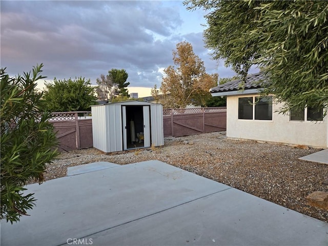 19345 Oneida Rd, Apple Valley, CA 92307 - fenced backyard featuring a patio and a gate