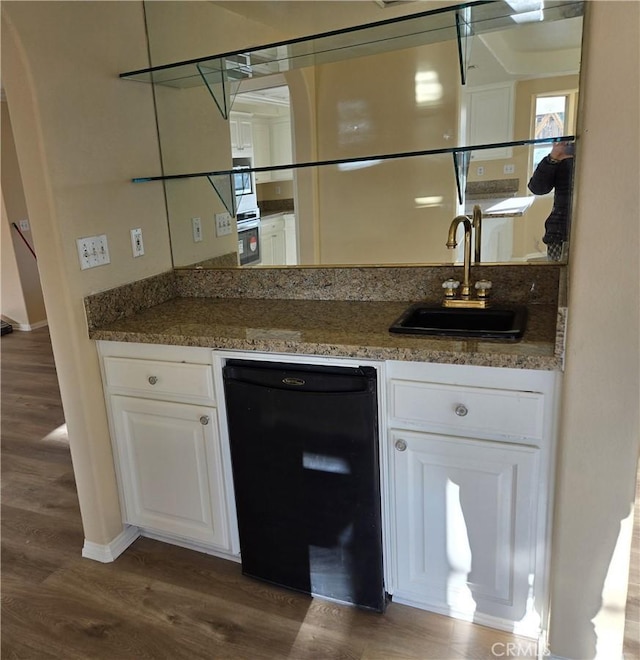 19345 Oneida Rd, Apple Valley, CA 92307 - indoor wet bar featuring black dishwasher, dark wood finished floors, and baseboards