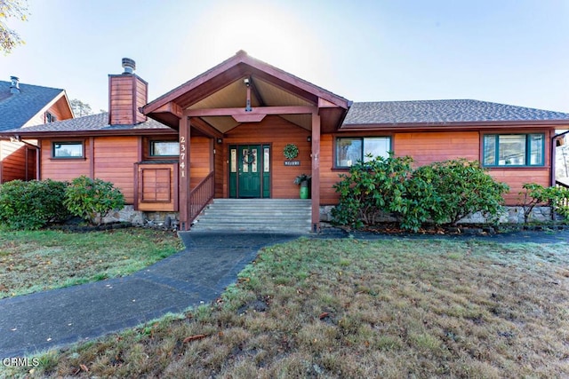 view of front of house featuring a front yard