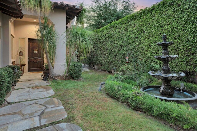 view of yard at dusk