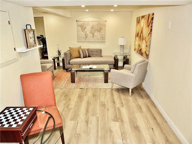 living area featuring light wood finished floors, recessed lighting, and baseboards