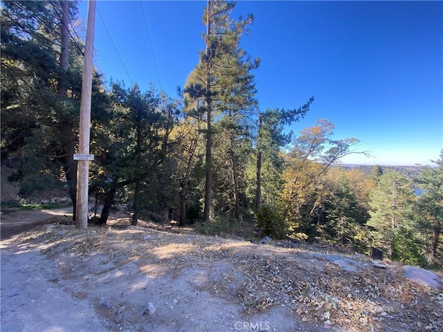 Listing photo 2 for 24989 Highland Dr, Crestline CA 92325