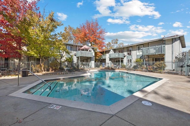 view of swimming pool