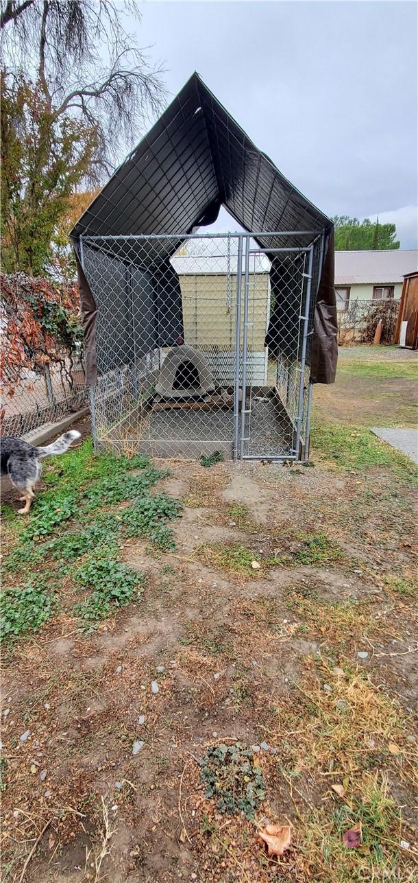 view of yard featuring an outbuilding