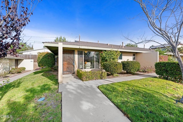 ranch-style house featuring a front yard