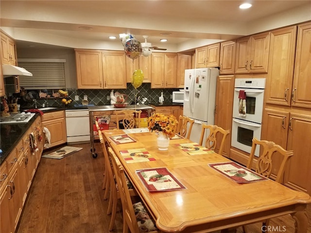 kitchen with ceiling fan, sink, tasteful backsplash, dark hardwood / wood-style floors, and white appliances