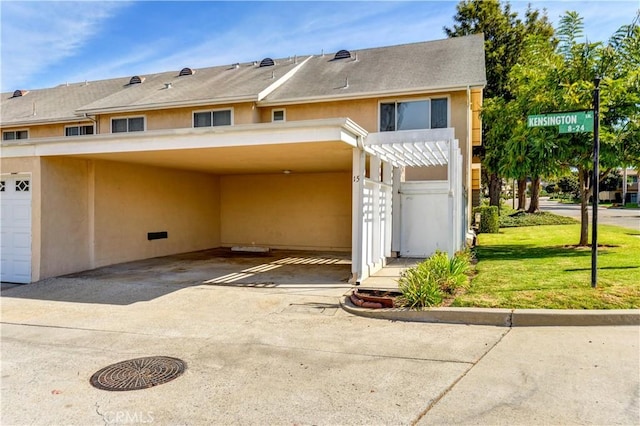 townhome / multi-family property featuring driveway and stucco siding