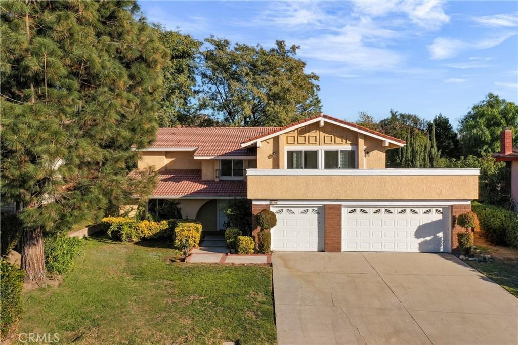 view of front facade with a garage and a front yard