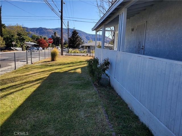 view of yard featuring a mountain view