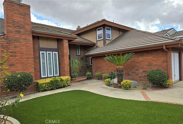 view of front of home featuring a front lawn