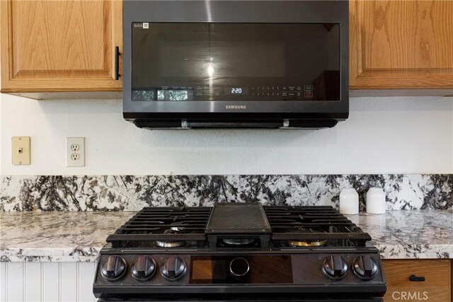 467 Cimarron Ln, Lake Arrowhead, CA 92352 - detailed view of range, backsplash, and light stone counters