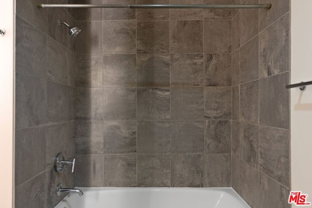 bathroom featuring tiled shower / bath