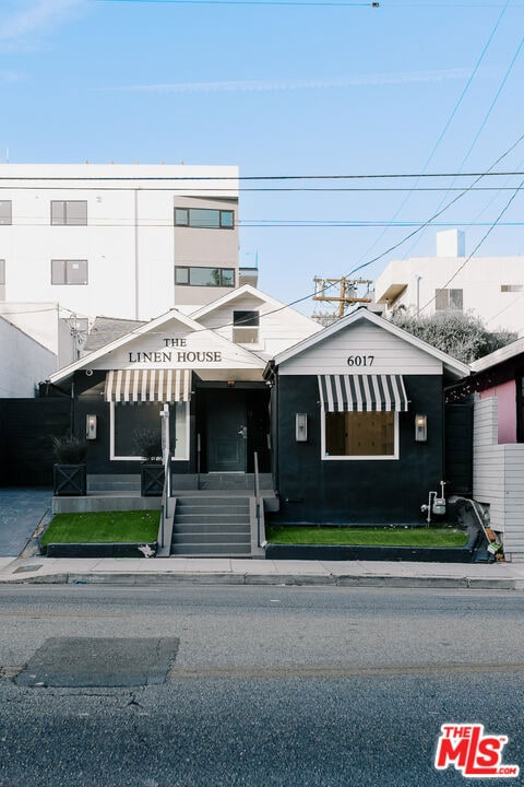 view of front of house