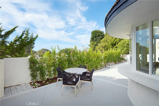 1 Rue Du Parc, Newport Beach, CA 92660 - view of patio with outdoor dining space