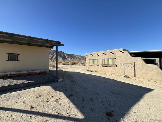 view of yard with a mountain view