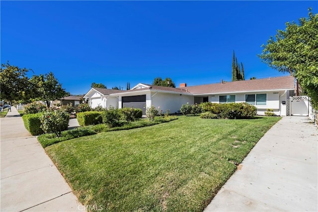 ranch-style house featuring a front yard