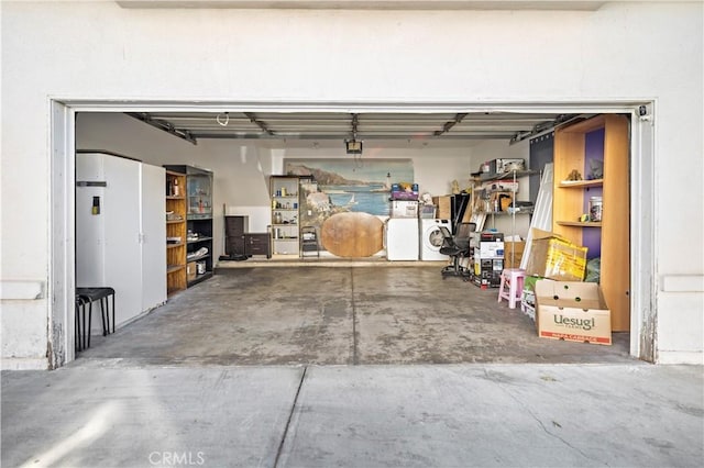 garage with washer / clothes dryer