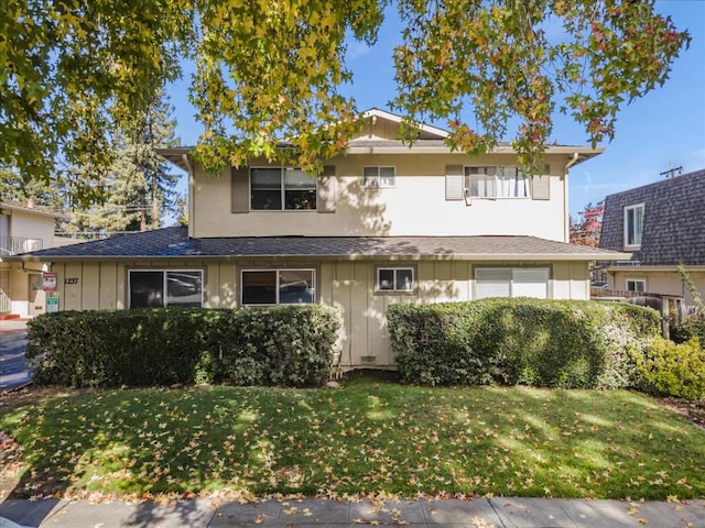 view of front property featuring a front lawn