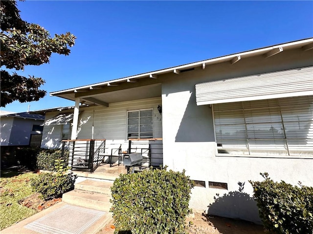 property entrance with covered porch